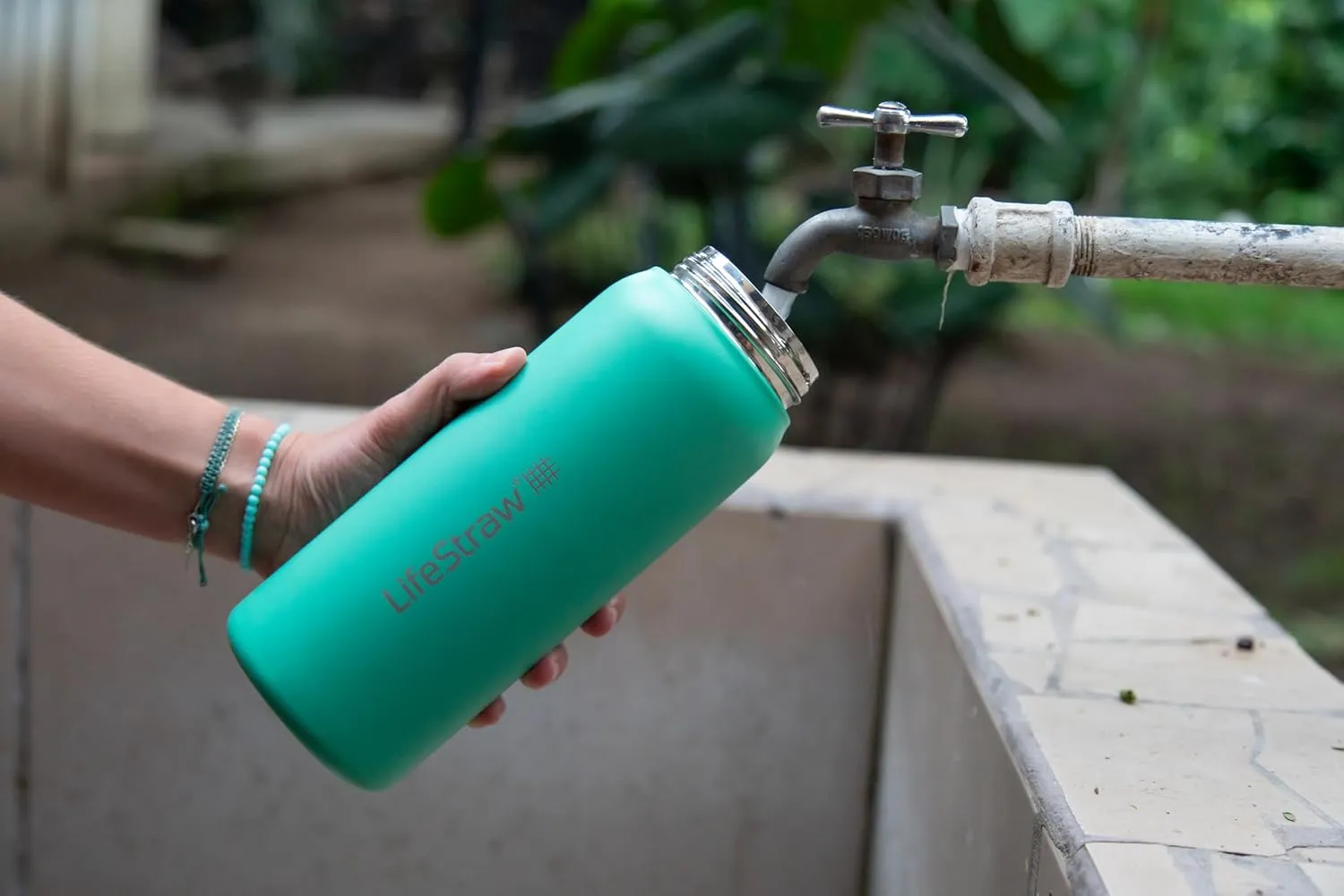 LifeStraw Go Series  Insulated Stainless Steel Water Filter Bottle for Travel and Everyday Use, Removes Bacteria, Parasites and Microplastics, Improves Taste, 1L Cactus Green